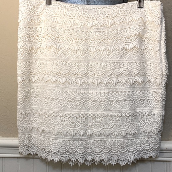 WHITE | BLACK   House | Market Black Level/ white Skirt! - Picture 4 of 7